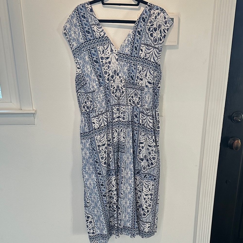 Old Navy Blue and White Printed V-Neck Women’s Smocked Waist Dress Size XL